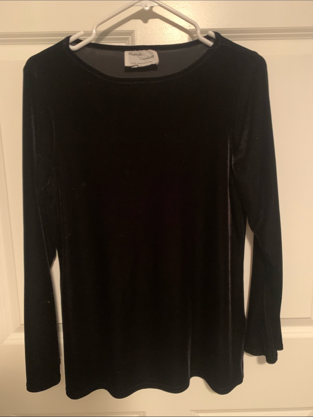 Elegant Black Velvet Long-Sleeve Top - Classic Women's Tee